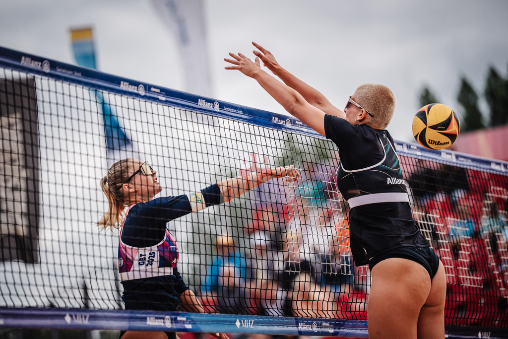 Beachvolleyball | Frauen | Allianz German Beach Tour 2025 | Tourstop Berlin | 22.08.2025 | v.l. Anna-Chiara Reformat beim Angriff gegen Mareet Maidhof