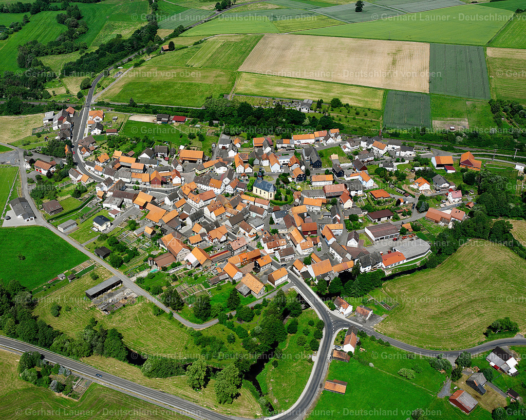 2614532 | NIEDER-GEMüNDEN 09.06.2006 Ortsansicht am Rande von landwirtschaftlichen Feldern und Nutzflächen  in Nieder-Gemünden im Bundesland Hessen, Deutschland // Village view on the edge of agricultural fields and land  in Nieder-Gemünden in the state Hesse, Germany Foto: Gerhard Launer