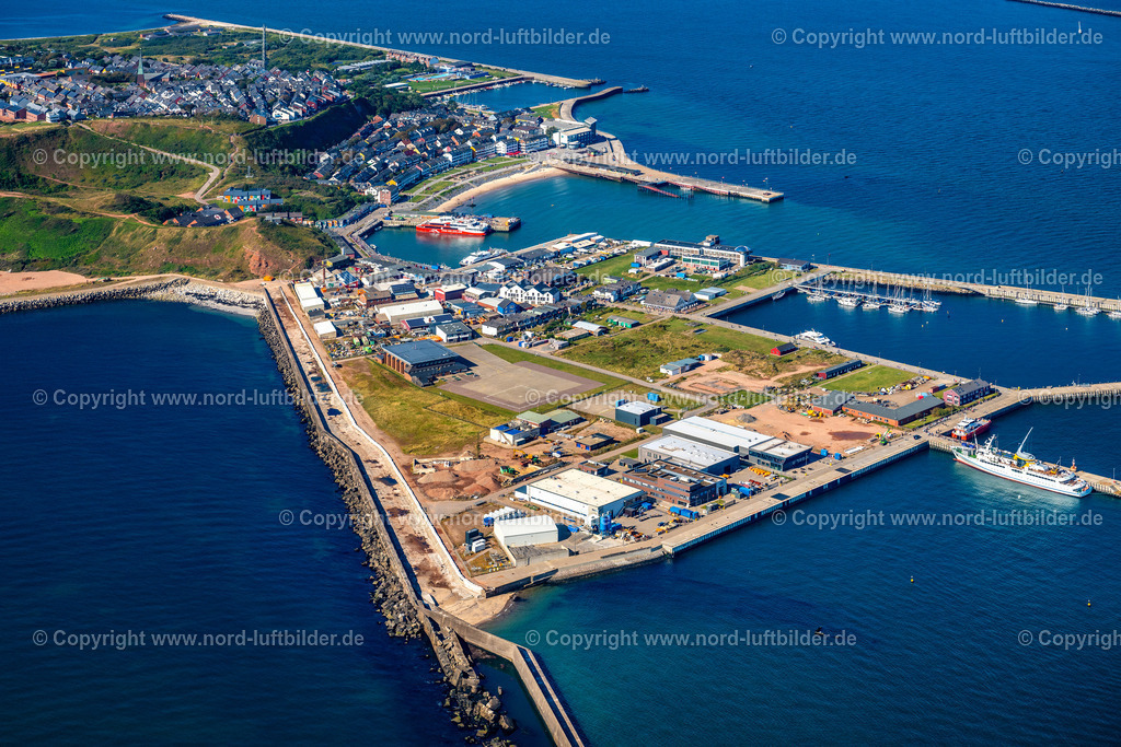Helgoland_Gewerbegebiet_ELS_8036280824 | HELGOLAND 28.08.2024 Schiffs- Anlegestellen am Hafenbecken des Binnenhafen für Passagierschiffe und Fährschiffe an der Straße Am Südstrand in Helgoland im Bundesland Schleswig-Holstein, Deutschland. // Ship moorings at the harbor basin of the inland port for passenger ships and ferries on street Am Suedstrand in Helgoland in the state Schleswig-Holstein, Germany. Foto: Martin Elsen