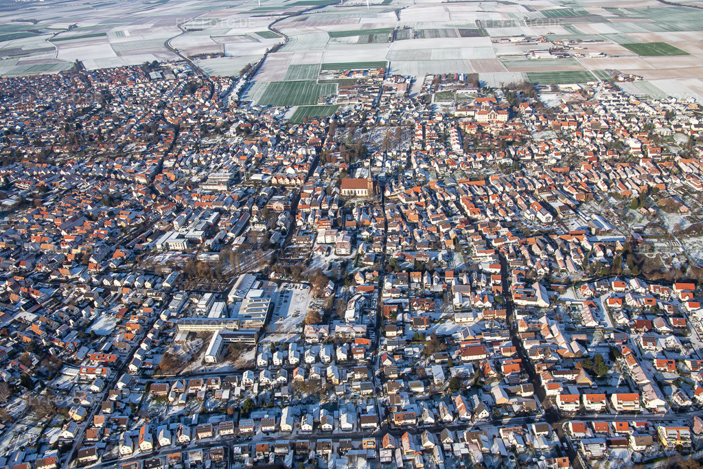 Luftbild: im Winter bei Schnee in Herxheim bei Landau im Bundesland Rheinland-Pfalz in Deutschland. Foto: IMG_135527.jpg vom 16.12.2022 durch Werner Riehm/FLY-FOTO.de