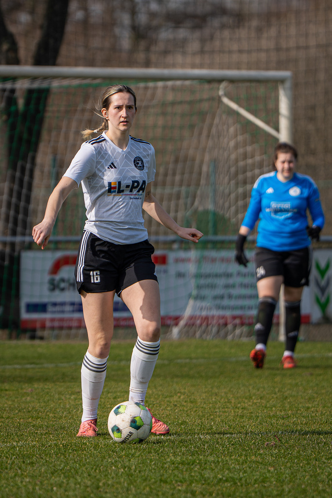 Fußball I Frauen I Saison 2025-2026 I Oberliga Niedersachsen I 15. Spieltag I TuS Lutten - FC Jesteburg-Bendestorf I 6581 | jns.sportfotos - Realisiert mit Pictrs.com