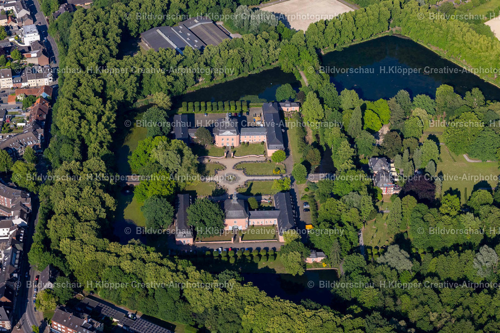 Luftbild Mönchengladbach-Wichrath-3565 | Luftbildfotografie und Luftbild Gelände des Wasserschloß Schloss Wickrath im gleichnamigen Stadtteil von Mönchengladbach im Bundesland Nordrhein-Westfalen - Realisiert mit Pictrs.com