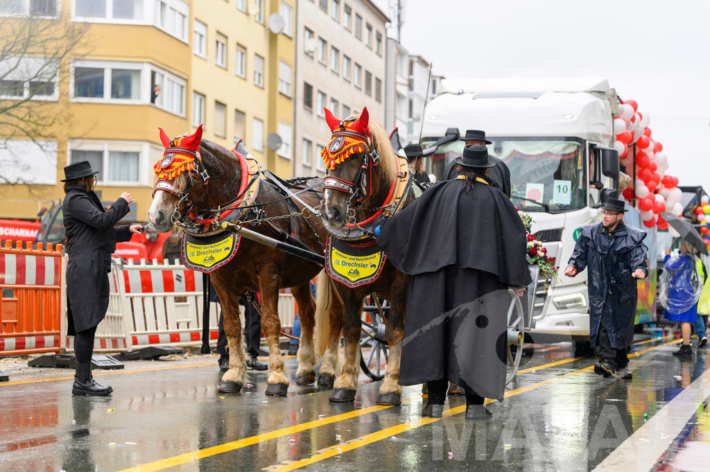 _DWA2427 | Trotz Nieselregen schlängelte sich der „Gaudiwurm“ am Sonntag durch die Nürnberger Innenstadt an tausenden Faschingsfans vorbei.  Nürnberg, 11.02.2024 - Realisiert mit Pictrs.com
