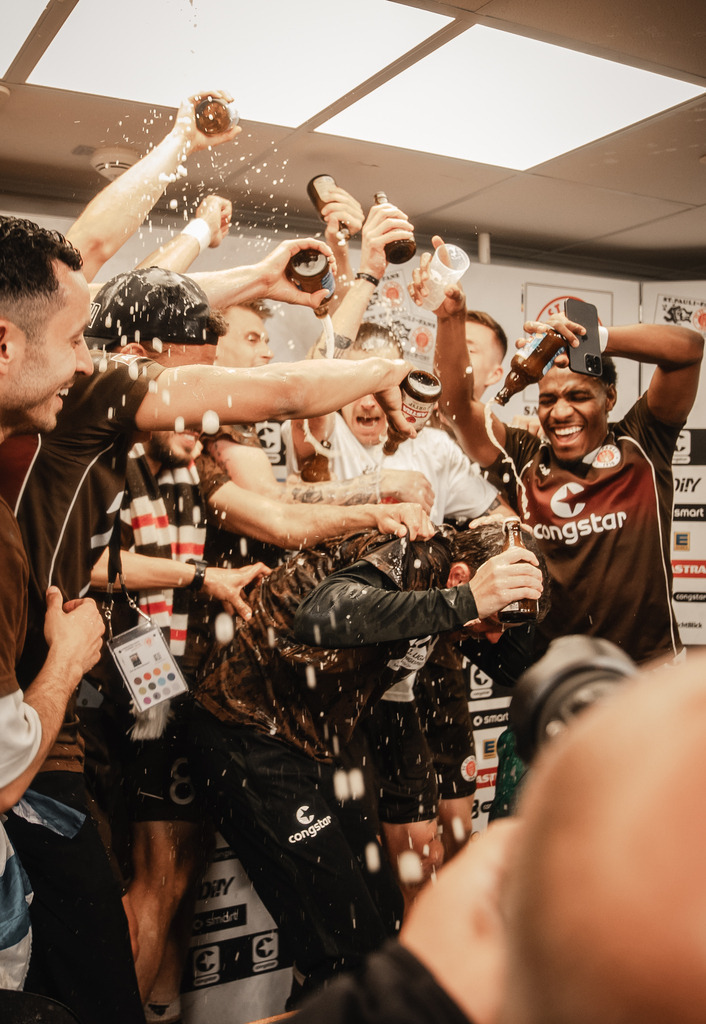 DSC03684 | Der offizielle Shop für FC St. Pauli Fotos. Wähle aus Spielszenen & Fanmomenten dein FCSP Wunschformat. Wir liefern Millerntor-Atmosphäre.