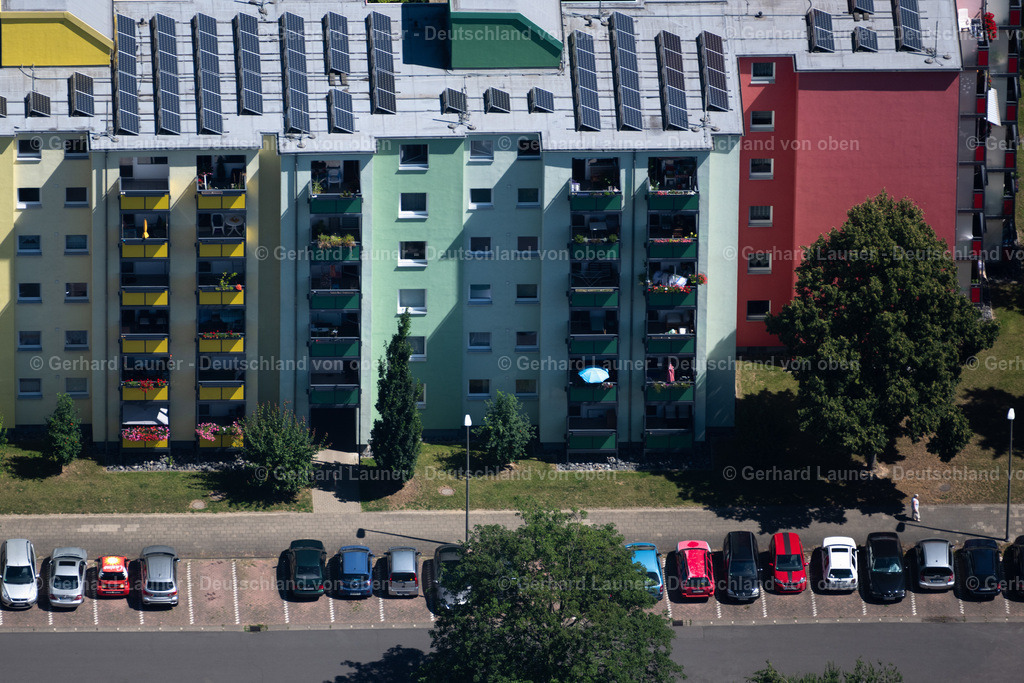 4035975 | BRAUNSCHWEIG 31.07.2020 Hochhäuser im Wohngebiet einer industriell gefertigten Plattenbau- Siedlung an der Recknitzstraße im Ortsteil Weststadt in Braunschweig im Bundesland Niedersachsen, Deutschland. // Skyscrapers in the residential area of industrially manufactured settlement on street Recknitzstrasse in the district Weststadt in Brunswick in the state Lower Saxony, Germany. Foto: Gerhard Launer