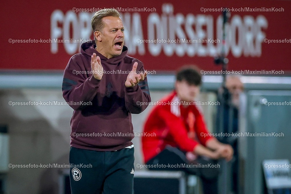 F9527022601088 | 27.02.2026, Fußball, Fortuna Düsseldorf - VfL Bochum, 2. Fußball Bundesliga, Merkur Spiel-Arena, Saison 2025 2026: Cheftrainer Markus Anfang (Fortuna Düsseldorf #hc) gestikulierend am Spielfeldrand   DFB regulations prohibit any use of photographs as image sequences and or quasi-video.