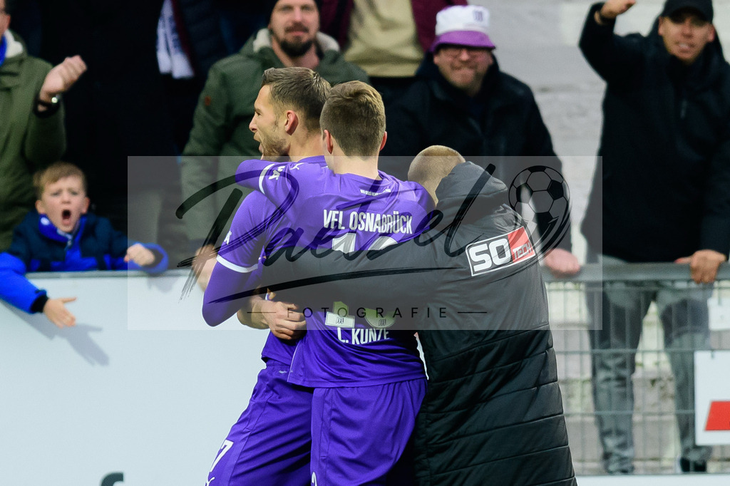 OSNTSV20211106_121 | Fussball, Herren: Felix Higl (VfL Osnabrueck) Torjubel, jubelt mit seiner Mannschaft nach dem Treffer zum 3:1 bei dem Spiel der 3. Liga zwischen VfL Osnabrueck und TSV 1860 Muenchen im Stadion an der Bremer Bruecke am 06.11.2021 in Osnanbrueck, Deutschland.DFB / DFL REGULATIONS PROHIBIT ANY USE OF PHOTOGRAPHS AS IMAGE SEQUENCES AND/OR QUASI-VIDEO. - Realisiert mit Pictrs.com