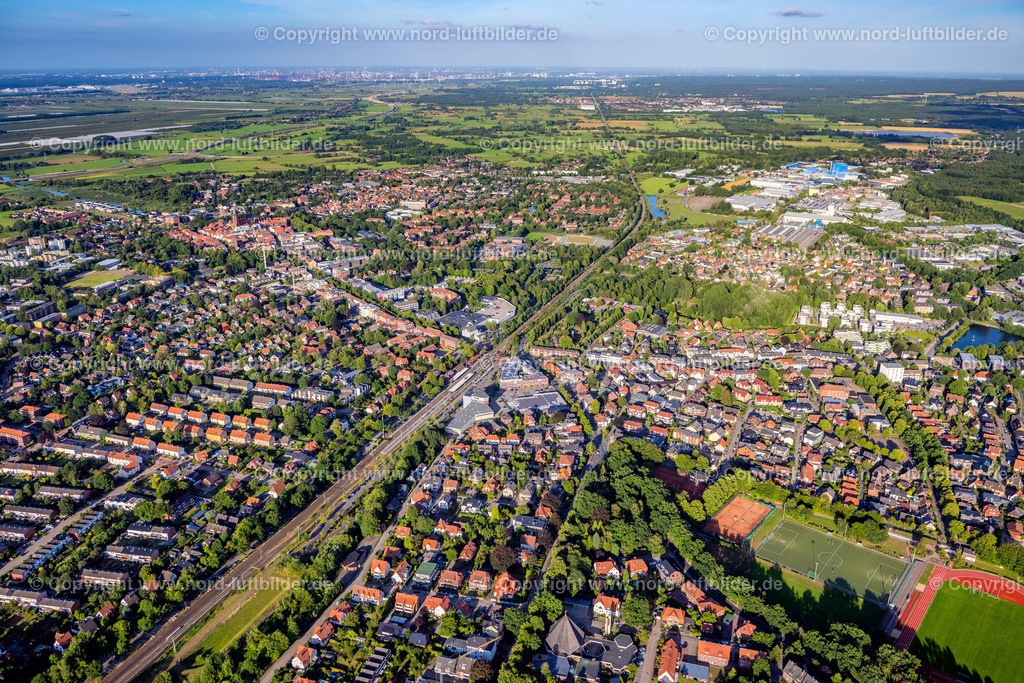 Buxtehude_ELS_4156010822 | BUXTEHUDE 01.08.2022 Stadtgebiet mit Außenbezirken und Innenstadtbereich in Buxtehude im Bundesland Niedersachsen, Deutschland. // City area with outside districts and inner city area in Buxtehude in the state Lower Saxony, Germany. Foto: Martin Elsen