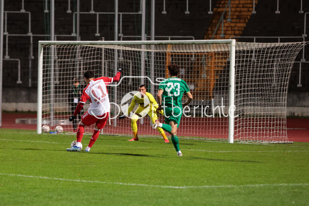 FC Augsburg II - FC Bayern Amateure | Dion BERISHA (FCB #11) auf dem Weg zum tor / Aaron ZEHNTER (FCA #23) / Marcel LUBIK (FCA #1)