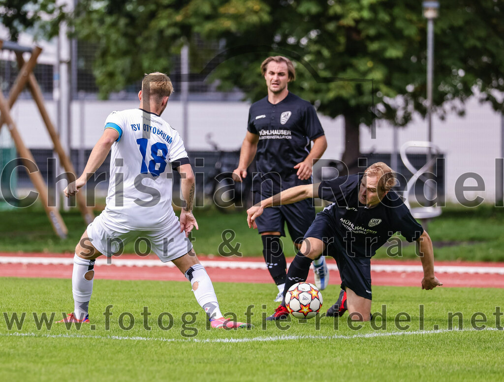 2023-09-03_012_SV_Anzing_gegen_TSV_Ottobrunn | Anzing, Deutschland, 03.09.2023:
Fußball, Kreisliga 2023 / 2024, Testspiel, 3. Spieltag, Endergebnis: 3:0

Michael Kapeller (TSV Ottobrunn, #18), Adrian Blumberg (SV Anzing, #10)

Foto: Christian Riedel / fotografie-riedel.net
