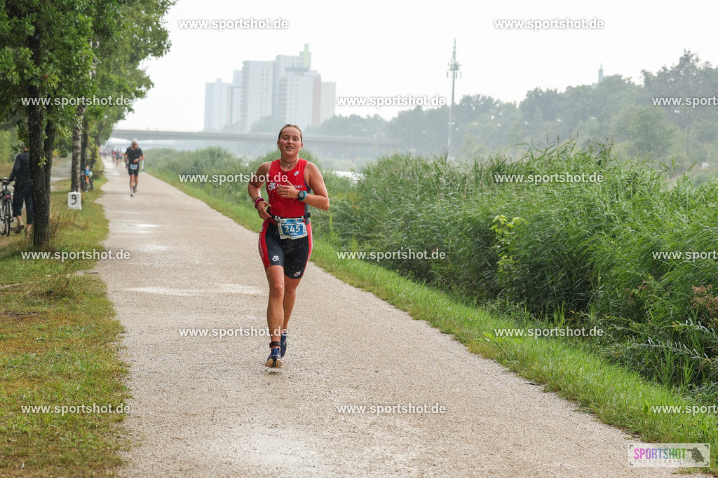 LUR_1364 | 34. M-net Erlanger Triathlon 2025 #erlangertriathlon  #mnettriathlon2025 #mnettriathlon #team #olympischedistanz #mitteldistanz #triathlon #maindonaukanal  #erlangertriathlon2025 #yourpictrs #tv1848 #tv1848erlangen  #triathlonbayern #sportinerlangen #demsportverbunden #sportshot_your_pictrs Copyright: www.sportshot.de