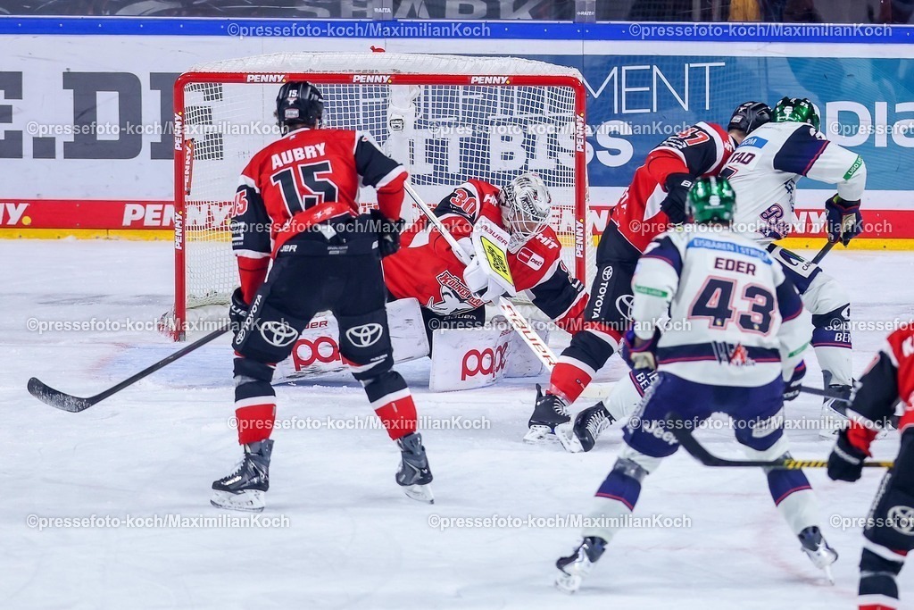 KEC15042601099 | 15.04.2026, Eishockey, DEL Halbfinale Play-Offs, Kölner Haie - Eisbären Berlin, Spiel 4, Lanxess-Arena Köln: Goalie Janne Juvonen (Kölner Haie #30) verteidigt das Tor 