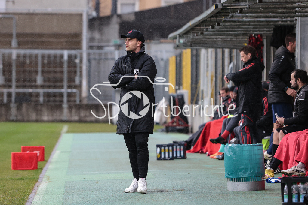 FC Bayern Amateure - TSV 1896 Rain am Lech | Rain Trainer Maximilian KAESER gibt Anweisungen an der Linie beim Spiel seiner Mannschaft in Muenchen