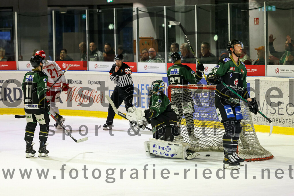 2023-03-19_077_TSV_Erding_gegen_TEV_Miesbach | Erding, Deutschland, 19.03.2023:
Eishockey, Bayernliga Playoffs 2022 / 2023, Halbfinale, TSV Erding gegen TEV Miesbach, Endergebnis: 

Sebastian Busch (Erding Gladiators, #11), Torwart Thomas Hingel (Erding Gladiators, #33), Mark Waldhausen (Erding Gladiators, #27), Bastian Cramer (Erding Gladiators, #34)

Foto: Christian Riedel / fotografie-riedel.net