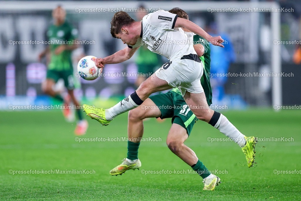BMG13122502194 | 13.12.2025, Fußball, Borussia Mönchengladbach - VfL Wolfsburg, 1. Fußball Bundesliga, 14.Spieltag, Borussia-Park, Saison 2025 2026: Lukas Ullrich&nbsp;(Borussia Mönchengladbach #26) im Zweikampf gegen Pharell Hensel (VfL Wolfsburg #37) DFB regulations prohibit any use of photographs as image sequences and or quasi-video.
