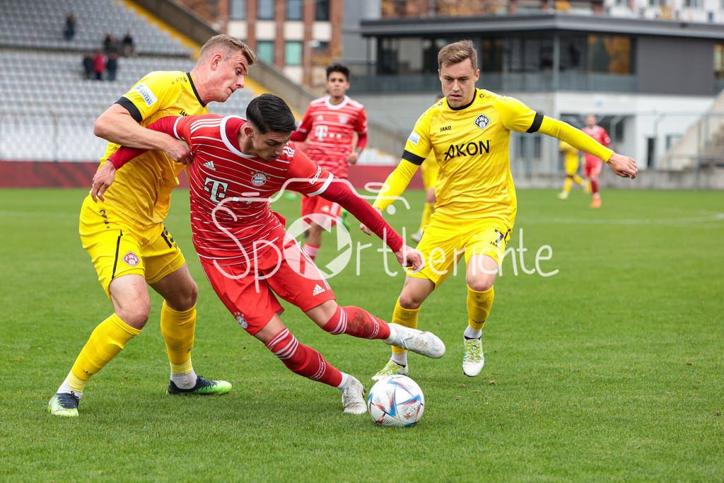 FC Bayern Amateure - FC Wuerzburger Kickers | Felix Goettlicher (FWK #15) im Duell mit Yusuf KABADAYI (FCB #7), Thomas HAAS (FWK #7)