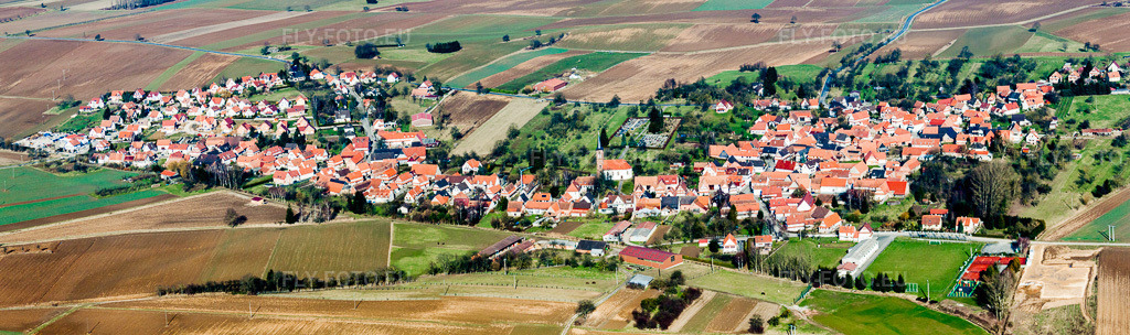 Vue aérienne: Panorama des champs agricoles et des zones utilisables à Hunspach dans le département Bas Rhin, France. Photo: IMG_37468-Bearbeitet.jpg prise le 07/02/2011 par Werner Riehm/FLY-FOTO.eu – Résolution de l'original: 9568 x 2843 px