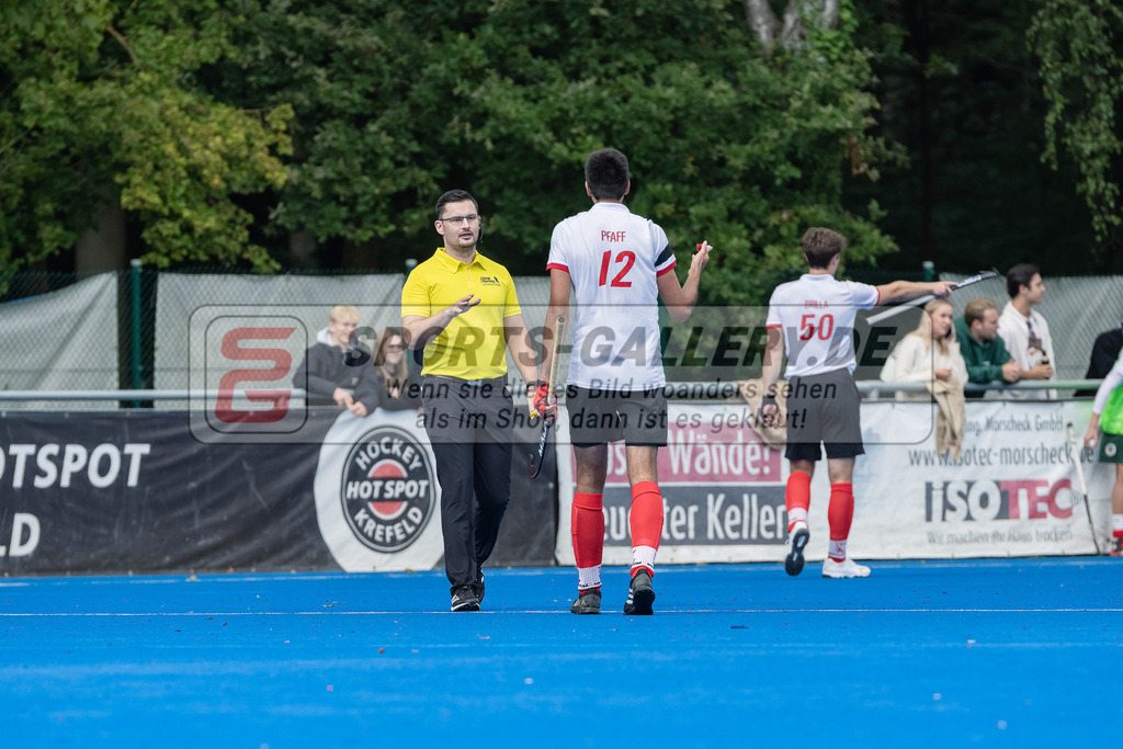 HK_20230923_104425 | 1. Bundesliga Herren Crefelder HTC - TSV Mannheim am 23.9.2023 CHTC, Krefeld , Lukas Pfaff ( TSV Mannheim #12 ) , Lohse ( SR )