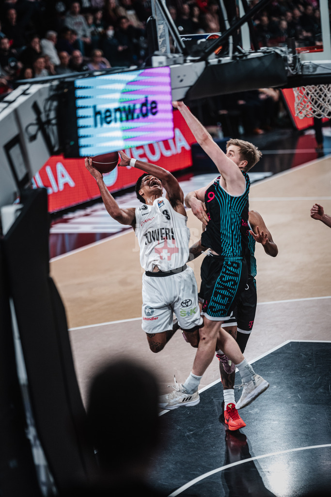 Basketball | Männer | Saison 2023/2024 | easyCredit Basketball Bundesliga | Veolia Towers Hamburg vs. Telekom Baskets Bonn | 03.02.2024 | Mark Hughes (#3, Veolia Towers Hamburg) wird gefoult von Till Pape (#19, Telekom Baskets Bonn)