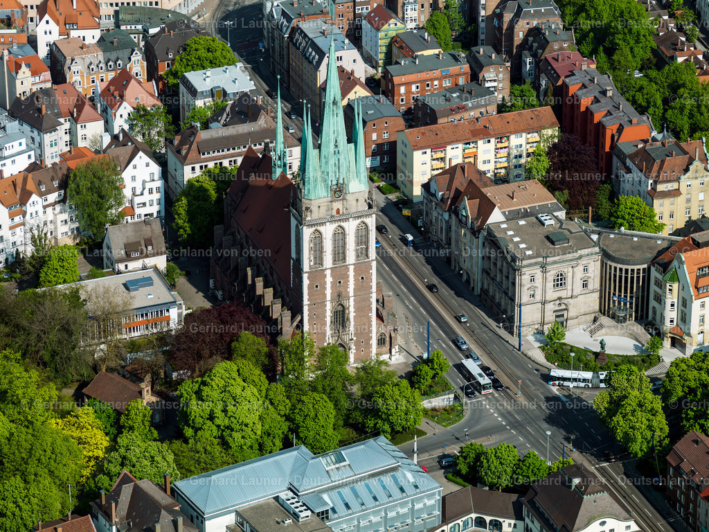 2857951 | Die Kirche St. Georg in Ulm wurde als katholische Garnisonkirche in den Jahren 1902 bis 1904durch den Architekten Max Meckel erbaut. Heute ist sie die Pfarrkirche der 1920 errichteten katholischen Pfarrgemeinde St. Georg.