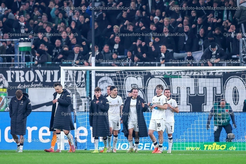 BMG13122502216 | 13.12.2025, Fußball, Borussia Mönchengladbach - VfL Wolfsburg, 1. Fußball Bundesliga, 14.Spieltag, Borussia-Park, Saison 2025 2026: Die Gladbacher Spieler nach der Niederlage Enttäuscht auf dem Spielfeld  DFB regulations prohibit any use of photographs as image sequences and or quasi-video.