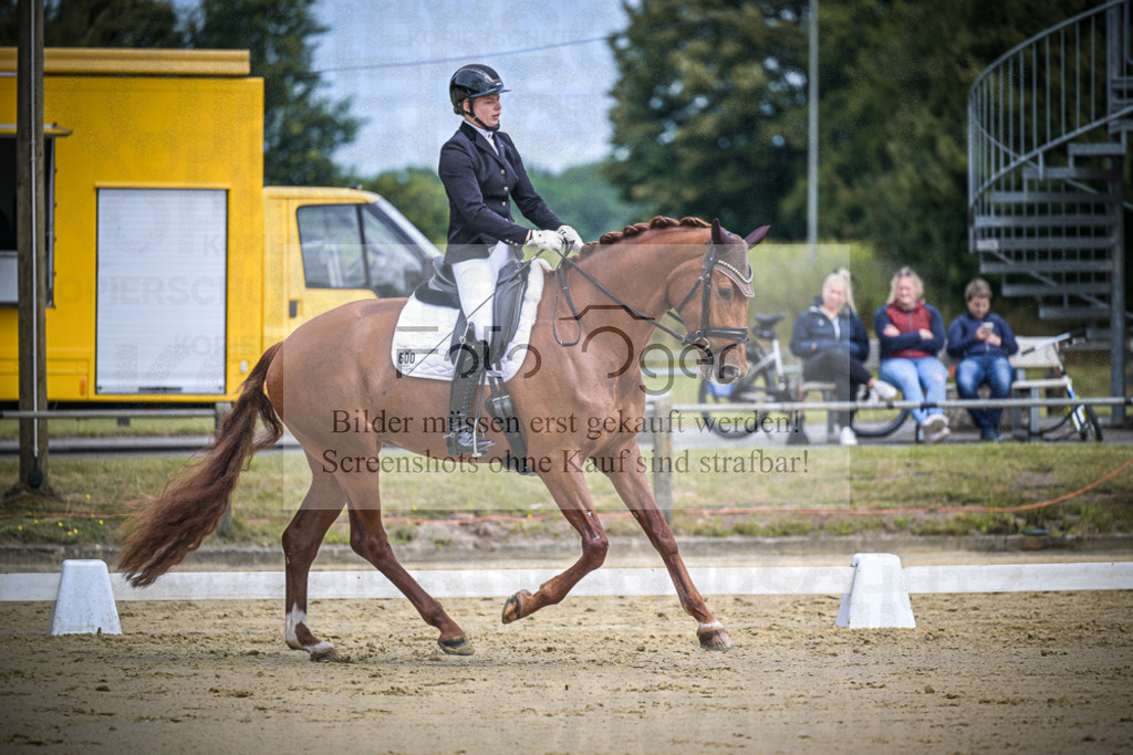 DOS_8776 | Entdecke hochwertige Reitturnierfotos von Foto Oger. Professionell, emotional und authentisch – jetzt Lieblingsmomente im Shop bestellen.Deutschlandweite Turnierfotografie. - Realisiert mit Pictrs.com