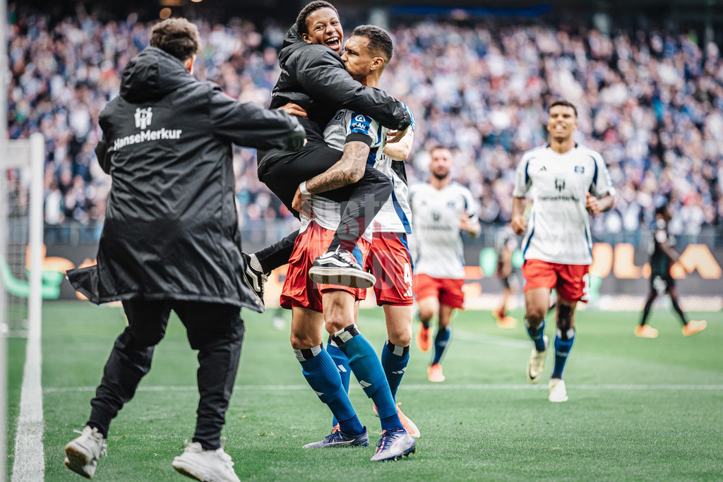 Fußball | Männer | Saison 2024/2025 | 2. Fußball-Bundesliga | 9. Spieltag | Hamburger SV vs. 1. FC Magdeburg | 20.10.2024 | Davie Selke (#27, HSV) trifft zum 3:0 und jubelt mit dem Balljungen