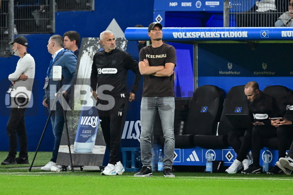 KBS Picture_HSV-FCStPauli_038 | v.l. Nemeth Peter Co-Trainer (St.Pauli) und Blessin Alexander Trainer (St.Pauli) schauen auf die Anzeigetafel ,Sportplatz :  Volksparkstadion,Hamburger Derby, - Realisiert mit Pictrs.com