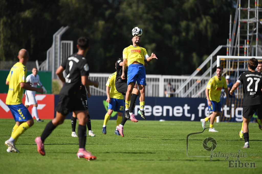 SV Atlas-Delmenhorst-Borussia Mönchengladbach | DFB-Pokal 1. Runde;SV Atlas Delmenhorst (gelb)-Borussia Mönchengladbach (schwarz) am 17.08.2025 in Oldenburg (Marschweg-Stadion), Photo: Philip Eiben 2025 - Realisiert mit Pictrs.com