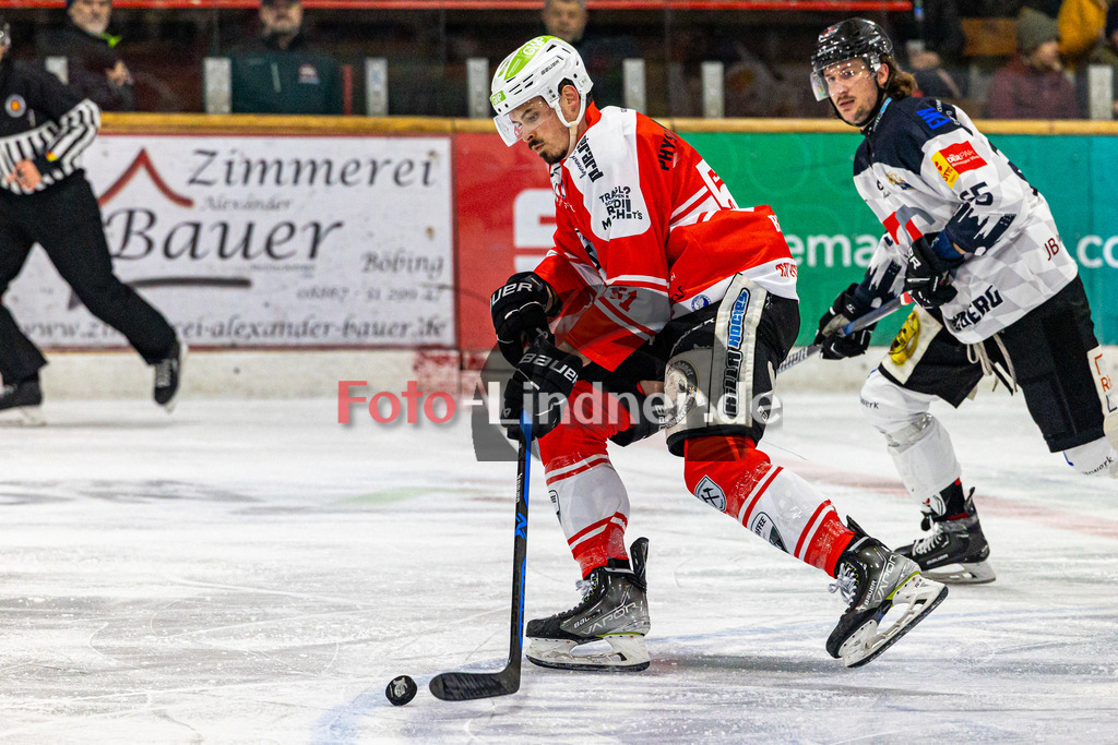 Spiel 5 Viertelfinale TSV Peißenberg Miners vs HC Landsberg Riverkings | Eishockey Bayernliga Playoffs 2023/2024, Spiel 5 Viertelfinale TSV Peißenberg Miners vs HC Landsberg Riverkings, 20240301,
Maximilian BRAUER (Miners 51) in Aktion,
2024-03-01 in Peißenberg (Eisstadion)
51 Maximilian BRAUER (Miners 51), 65 Florian STAUDER (HCL 65)
Copyright: WolfgangxLindner foto-lindner.de