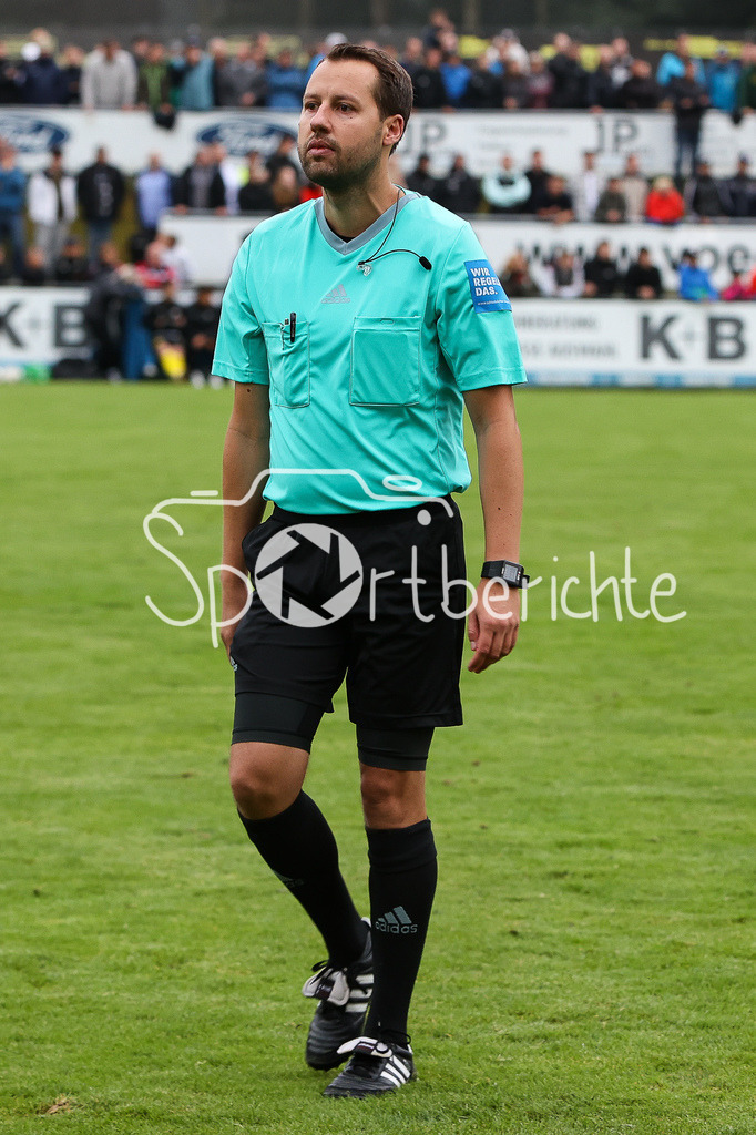 DJK Vilzing - FC Bayern Amateure | Der Schiedsrichter Christopher SCHWARZMANN beraet socj nach der Aktion der Bayern Fans wie es weitergeht / Ultras / Pyro / Boeller / Spielunterbrechung