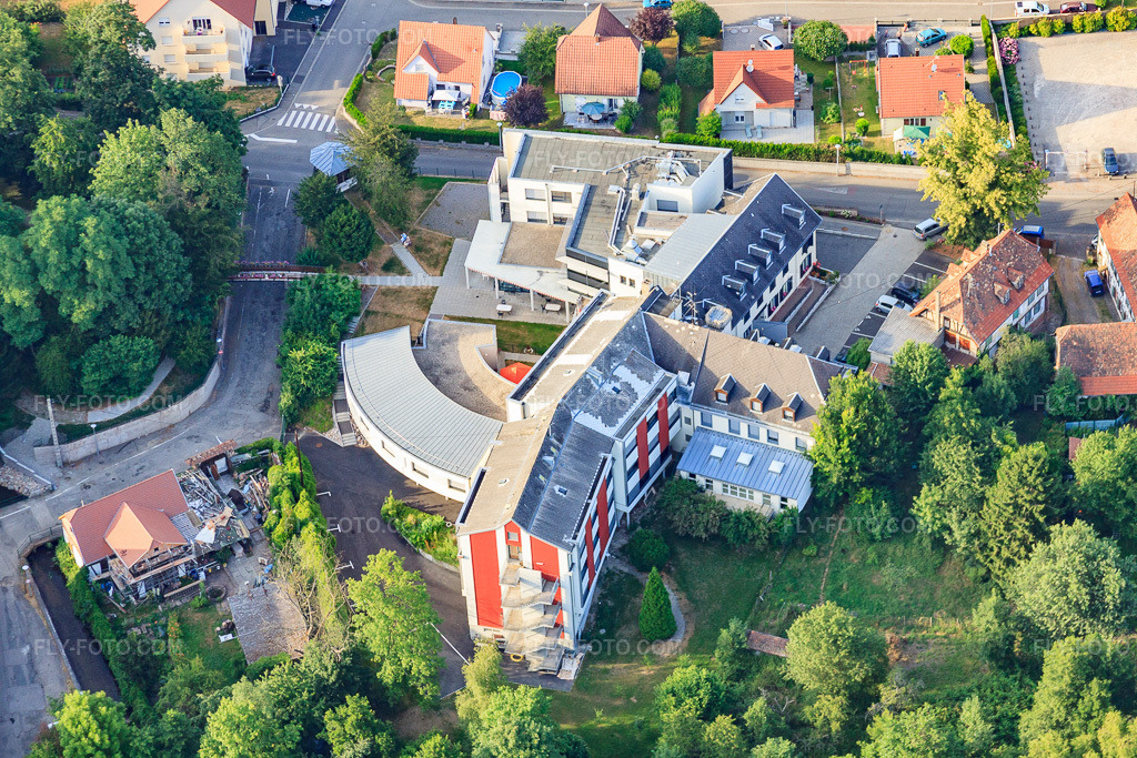 Aerial view: LE DIACONAT retirement home in Bischwiller in the state Bas-Rhin, France. – Photo: IMG_30430.jpg taken on 07/09/2010 by Werner Riehm/FLY-FOTO.com – Resolution of the original: 4752 x 3168 px – EHPAD Maison « Le Diaconat » de Bischwiller - Sonnenhof - Fondation protestante