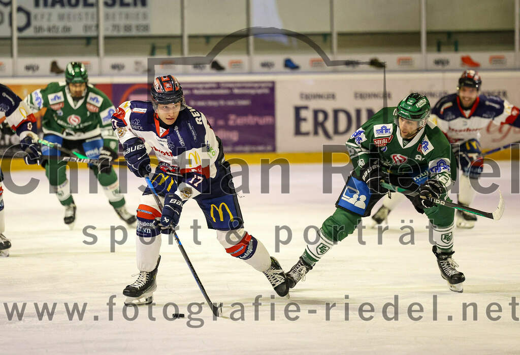 2024-01-05_052_TSV_Erding_gegen_VfE_Ulm-Neu-Ulm | Erding, Deutschland, 05.01.2024:
Eishockey, Bayernliga Vorrunde 2023 / 2024, 22. Spieltag, TSV Erding gegen VfE Ulm/Neu-Ulm, Endergebnis: 7:6

Michael Wirz (VfE Ulm/Neu-Ulm e. V., #17), Michael Trox (Erding Gladiators, #86)

Foto: Christian Riedel / fotografie-riedel.net