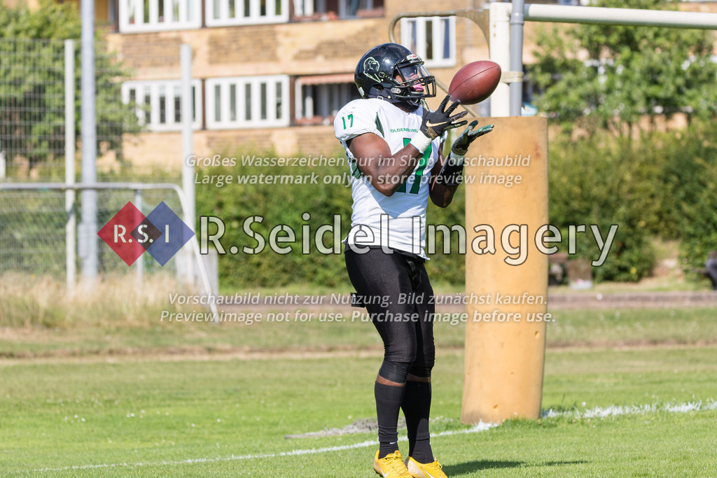 American Football, Saison 2022, Regionalliga Nord, Hamburg Blue Devils - Oldenburg Knights, Dr.-Hermann-Schnell-Sportplatz (Hamburg), 06.08.2022, 07. Gameweek | Adrian Dorsey (#17, Oldenburg) macht einen Touchdown.