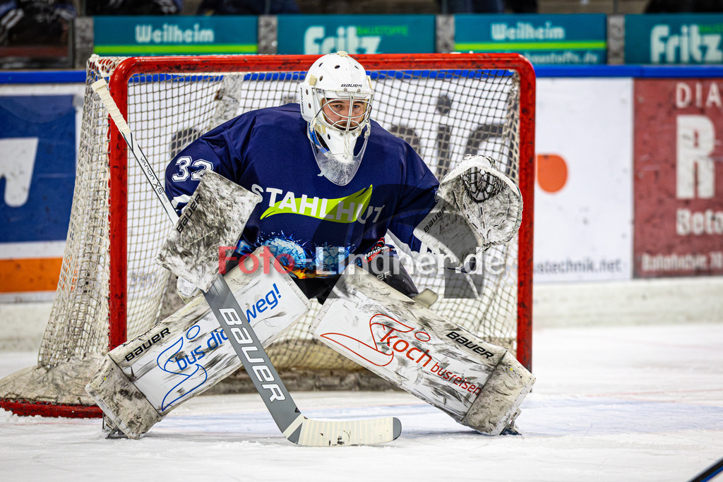 Peißenberg MINERS gegen ESV Burgau 2000 | Eishockey Bayernliga 2025/26 Vorrunde 21. Spieltag, Peißenberg MINERS gegen ESV Burgau 2000, 20251226,Hannes KIEFER (MINERS 32) in Aktion, Aufwärmen,2025-12-26 in Peißenberg (flatbuy Arena Peißenberg), Hannes KIEFER (MINERS 32)Copyright: WolfgangxLindner www.foto-lindner.de