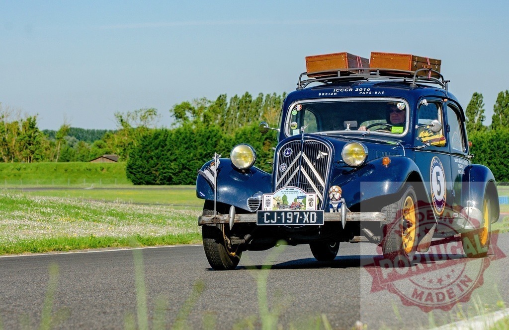 Citroën Traction Avant car driving on race track | Vintage Citroën Traction Avant car with luggage rack and suitcases participating in a rally - Realisiert mit Pictrs.com