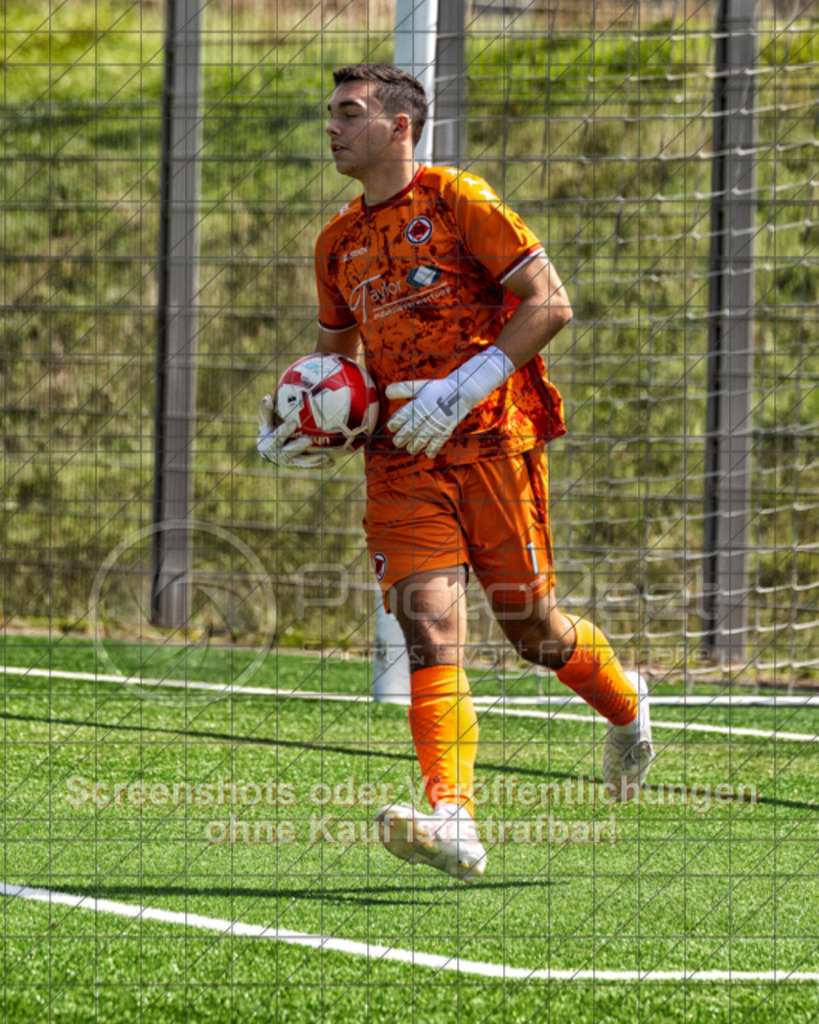 20250824_132111_0355-Bearbeitet | #,1.FC Heiningen II (gelb) vs. 1.Göppinger SV III (weiß), Fußball, Kreisliga B7 - Bezirk Neckar/Fils, 01. Spieltag, Saison 2025/2026, Kunstrasenplatz Sportzentrum Heiningen, Krautgarten 1, 73092 Heiningen, 24.08.2025 - 13:00 Uhr,Foto: PhotoPeet-Sportfotografie/Peter Harich