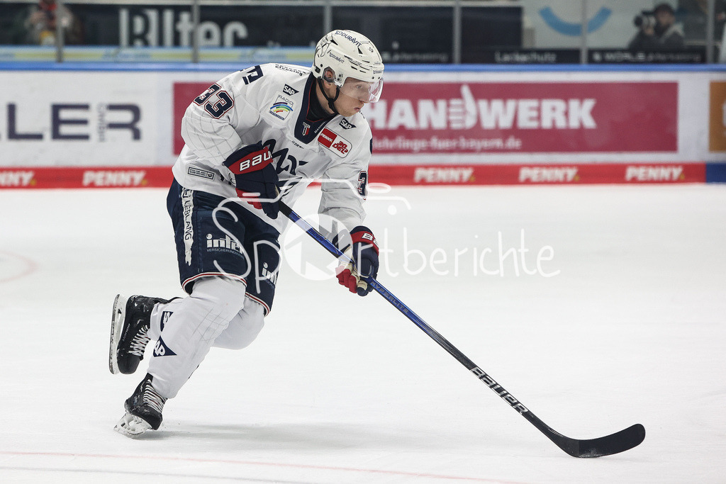 Augsburger Panther - Adler Mannheim | am Puck Markus HAENNIKAEINEN (MAN #33) / Freisteller / Einzelfoto