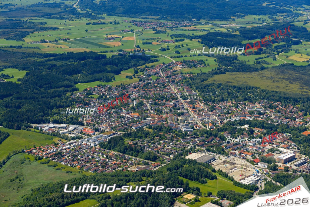 Aktuelles Luftbild von  Penzberg - Die Luftaufnahme wurde 2022 mittels UL-Flugzeug erstellt ( keine Drohne ) - hochauflösende Kamera-Systeme von  Canon -Beste Qualität - Für grossformatige Ausdrucke geeignet. Die Geschenkidee !