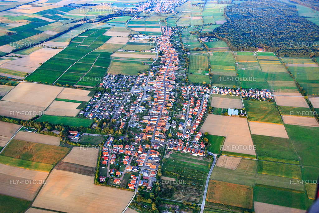Dorfansicht aus Westen am Abend | Luftbild: Dorfansicht aus Westen am Abend in Dierbach im Bundesland Rheinland-Pfalz in Deutschland. Foto: IMG_084222.jpg vom 29.08.2015 durch Werner Riehm/FLY-FOTO.de - Realisiert mit Pictrs.com