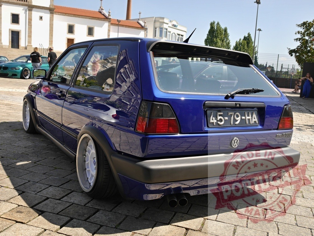 Volkswagen Golf MK3 lowrider car show on cobblestone street | Blue Volkswagen Golf MK3 hatchback with wide wheels parked on a sunny day - Realisiert mit Pictrs.com