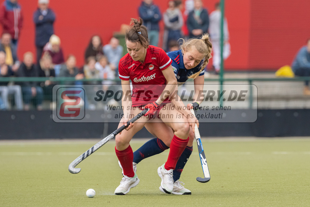 HK_20230416_107058 | 1. Bundesliga Damen Düsseldorfer HC - Rot-Weiss Köln am 16.4.2023 DHC Düsseldorf, Düsseldorf , Emma Boermanns ( Rot-Weiss Köln #33 ) , Sara Strauss ( Düsseldorfer HC #11 )