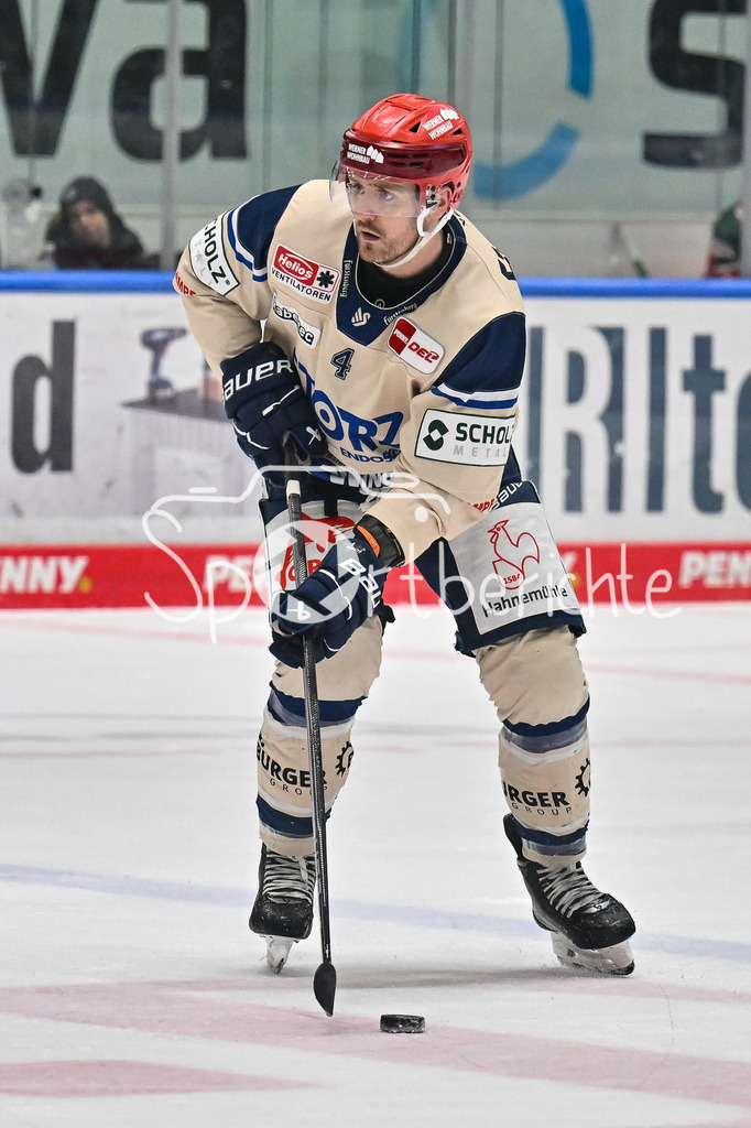 Augsburger Panther - Schwenninger Wild Wings | am Puck Jordan MURRAY (Schwenninger Wild Wings 4) / Freisteller / Einzelfoto / DEL: Augsburger Panther - Schwenninger Wild Wings, Curt Frenzel Stadion am 02.02.2025