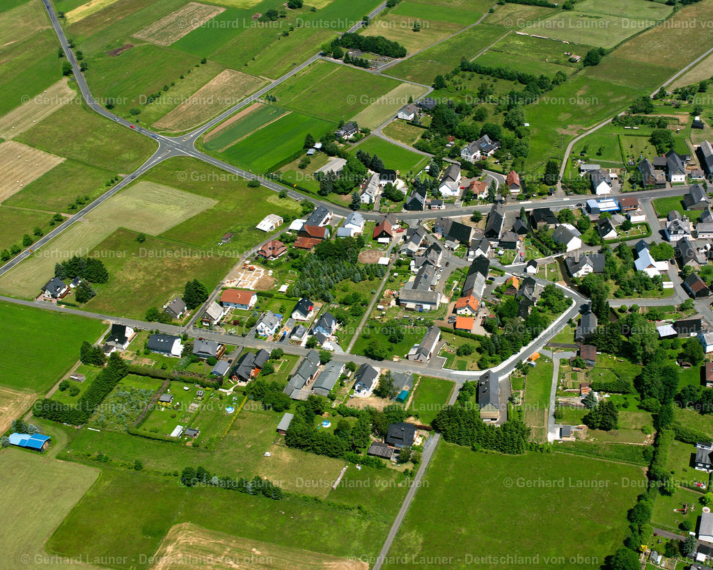 2610737 | MüNCHHAUSEN 09.06.2006 Landwirtschaftliche Nutzflächen und Feldgrenzen  umsäumen das Siedlungsgebiet des Dorfes in Münchhausen im Bundesland Hessen, Deutschland // Agricultural land and field boundaries surround the settlement area of the village  in Münchhausen in the state Hesse, Germany Foto: Gerhard Launer