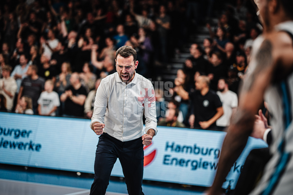 Basketball | Männer | Saison 2024/2025 | easyCredit Basketball Bundesliga | 4. Spieltag | Veolia Towers Hamburg vs. EWE Baskets Oldenburg | 06.10.2024 | Headcoach Benka Barloschky (Hamburg Towers)  jubelt