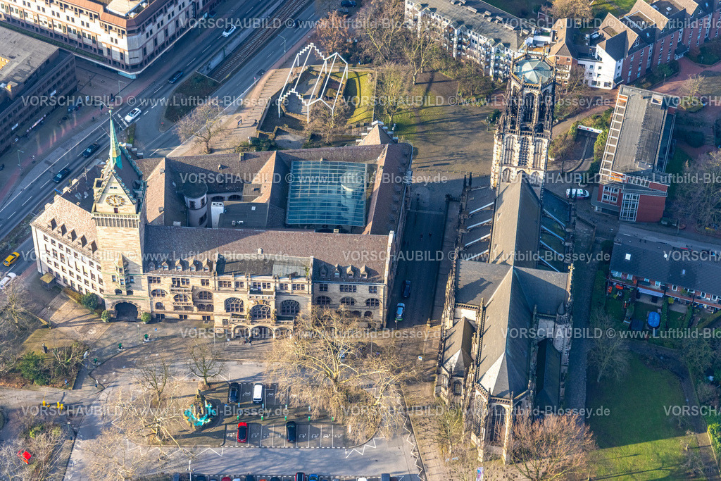 Duisburg260100298 | Luftbild, Rathaus Duisburg mit Glasdach Innenhof und evang. Salvatorkirche, Mercatorbrunnen, hinten Archäologische Zone - Alter Markt, Altstadt, Duisburg, Ruhrgebiet, Nordrhein-Westfalen, Deutschland