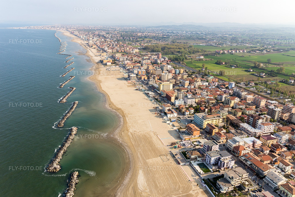 Luftbild: Sandstrand- Landschaft entlang des Küsten- Verlaufes an der Adria in Emilia-Romagna in Rimini im Bundesland Rimini in Italien. Foto: IMG_098412.jpg vom 05.04.2017 durch Werner Riehm/FLY-FOTO.de