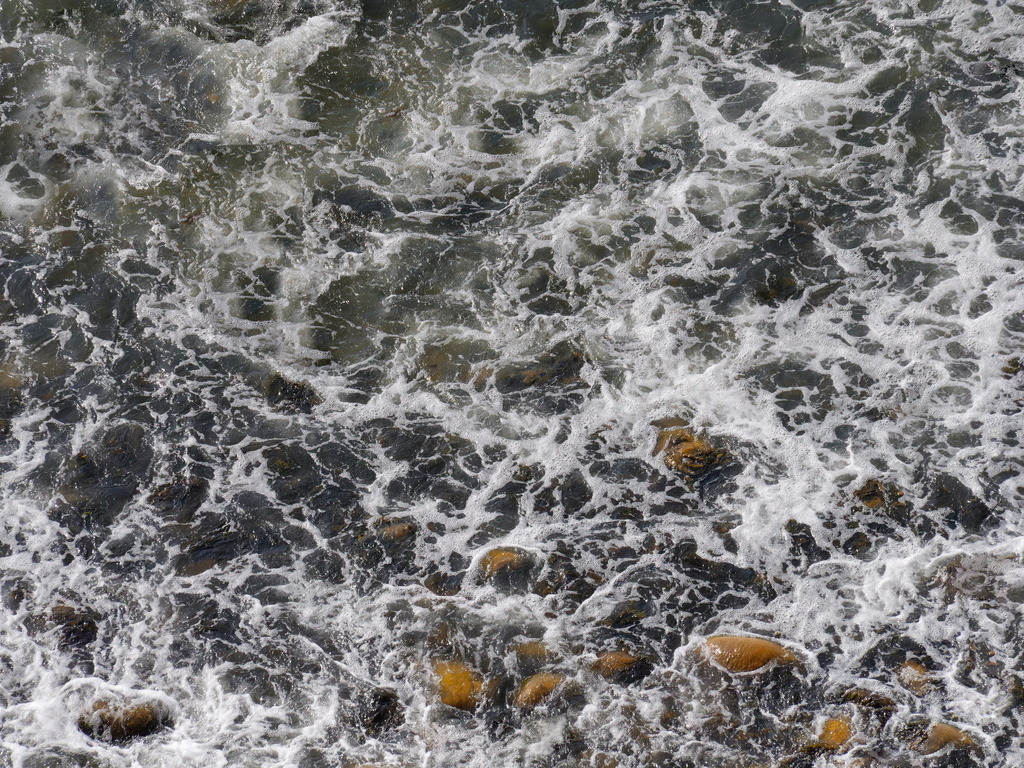 Ablaufende Brandung mit Felsblöcken | Blick von oben auf ablaufende Brandung mit Felsblöcken - Realisiert mit Pictrs.com