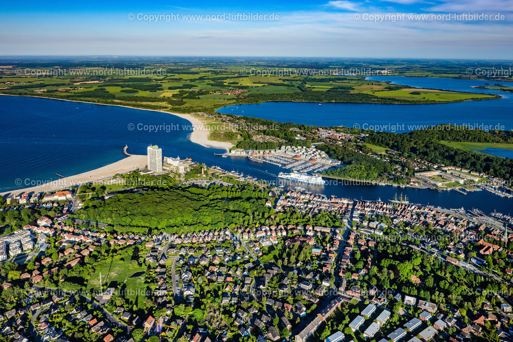 Travemünde_ELS_8278030622 | TRAVEMüNDE 03.06.2022 Fahrt eines Fähr- Schiffes der TT-Line auf der Trave in Travemünde an der Ostseeküste im Bundesland Schleswig-Holstein, Deutschland. Weiterführende Informationen bei: TT-Line GmbH & Co. KG. // Ride a ferry ship der TT-Line auf of Trave in Travemuende at the baltic coast in the state Schleswig-Holstein, Germany. Further information at: TT-Line GmbH & Co. KG. Foto: Martin Elsen