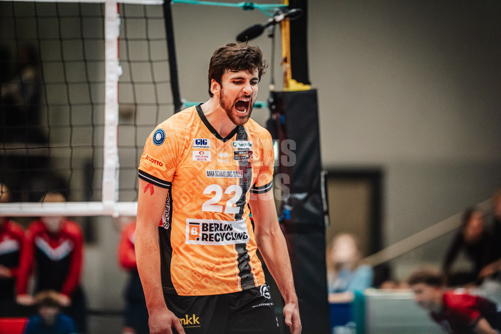 Volleyball | Herren | Saison 2025/2026 | Volleyball Ligacup | Finale | SVG Lüneburg vs. Berlin Recycling Volleys | 12.10.2024 | Jake Hanes (#22, BERLIN RECYCLING Volleys) sauer wutentbrannt
